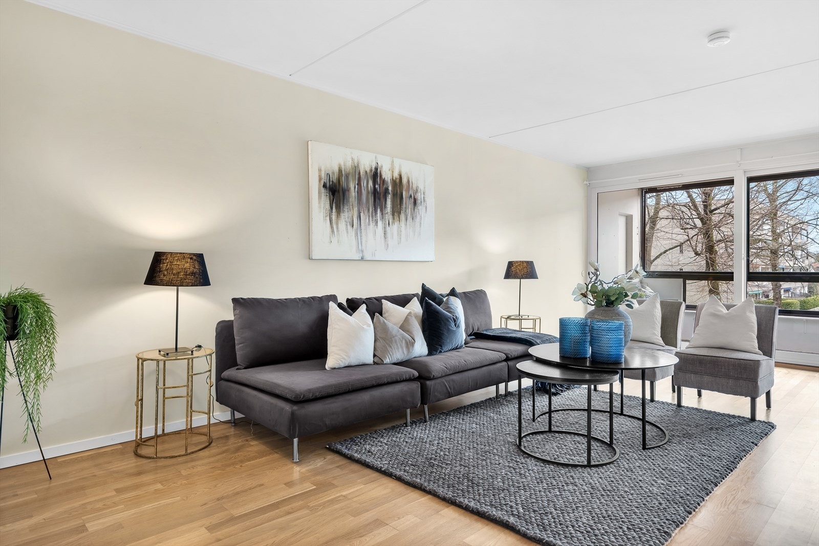 Store vindusflater gir mye naturlig lys inn i rommet. Galleribilde