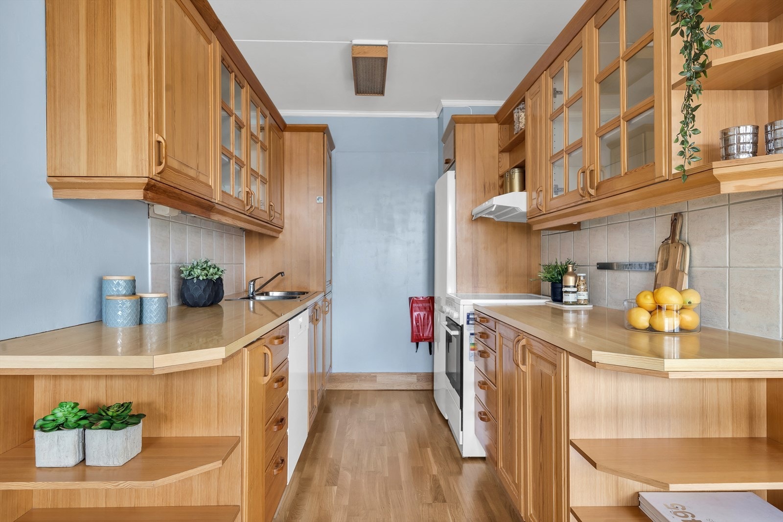 Det var opprinnelig dør fra kjøkken inn til vaskerom/toalettrom Galleribilde