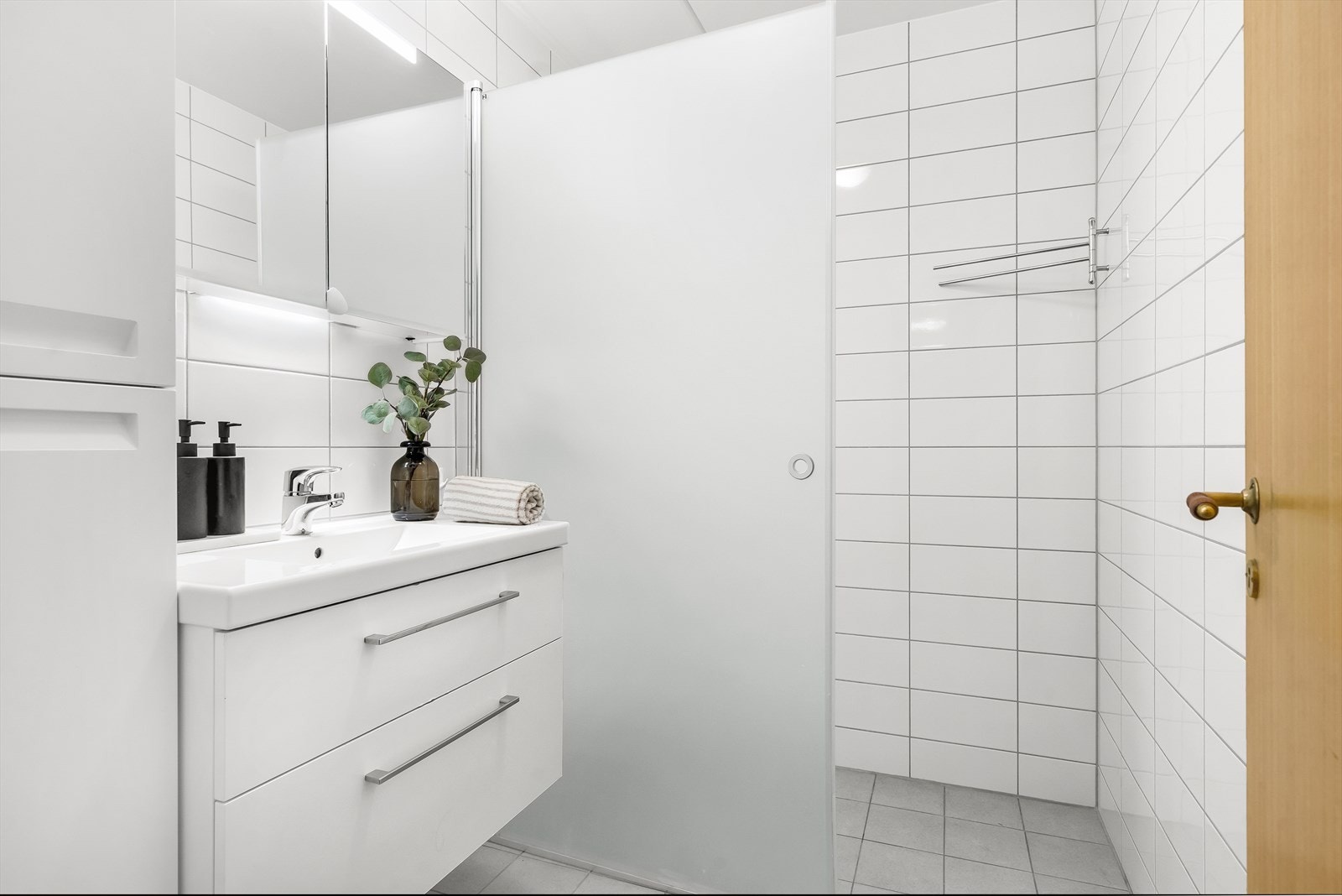 Delikat, flislagt bad (2014 i regi av brl.) med dusjvegg i frostet glass Galleribilde