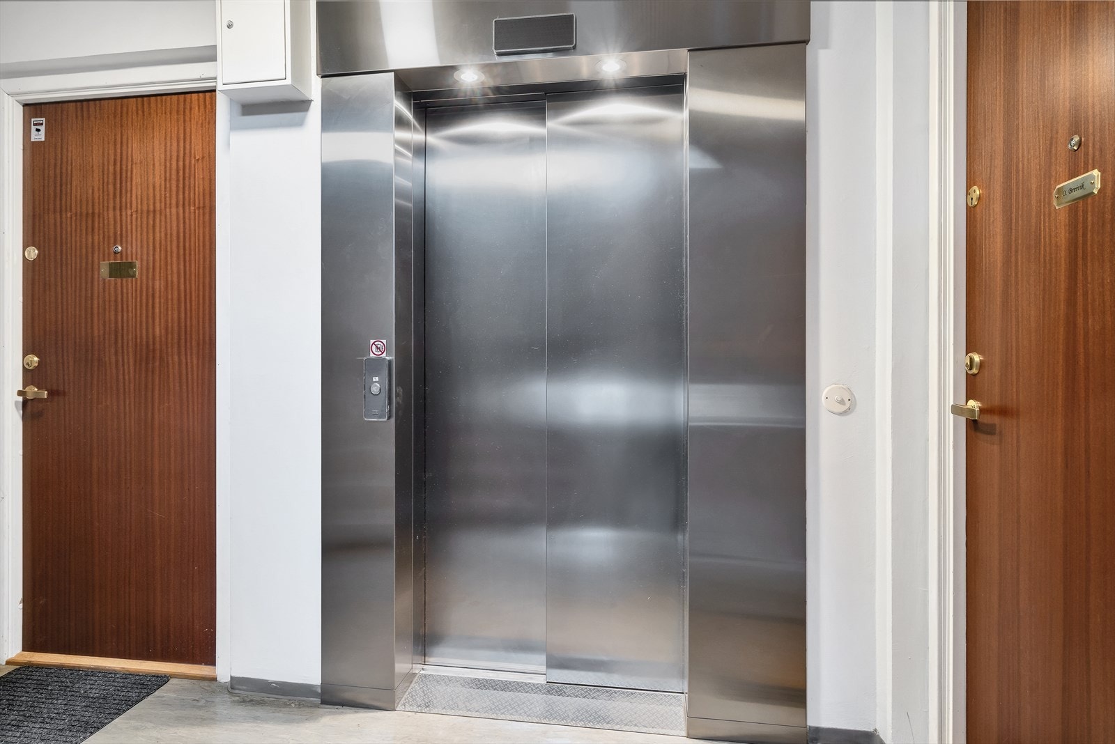 Leiligheten ligger i byggets 2.etasje og da er det praktisk med personheis Galleribilde