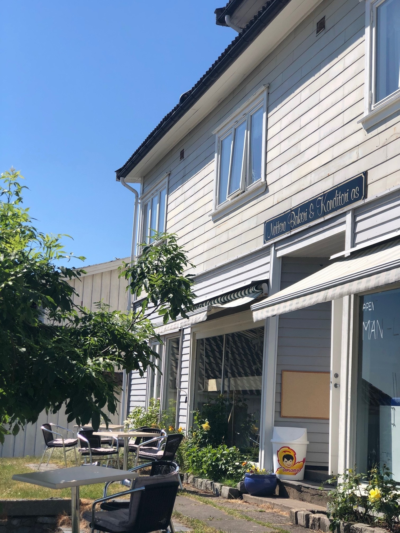 Nøtterø Bakeri nede i gata Galleribilde