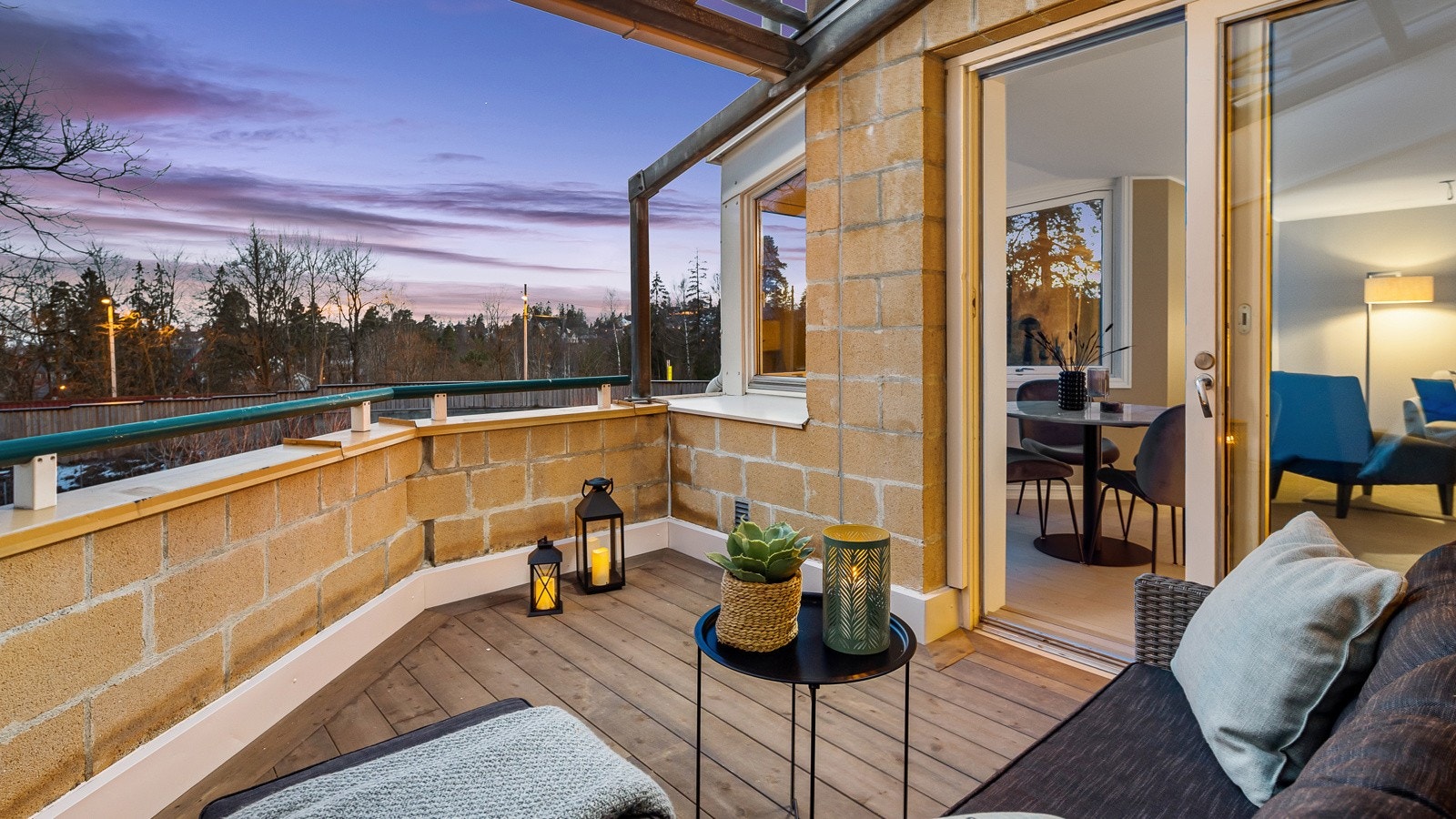 Fra kjøkkenet er det utgang til en hyggelig balkong på 8,6 m² som gjør det lettvint å innta måltidene utendørs om sommeren Galleribilde