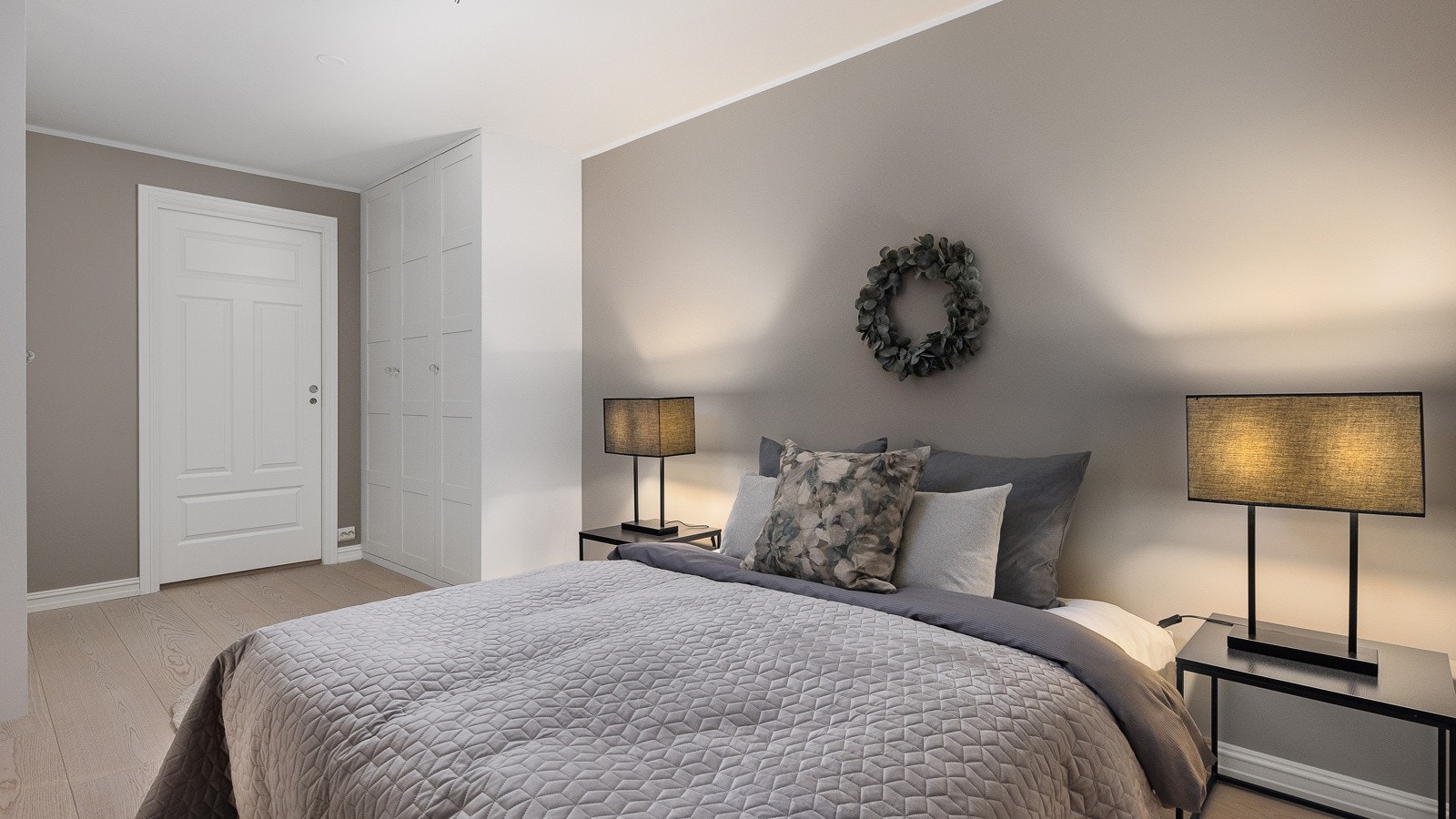 Hovedsoverommet er svært romslig med god plass til dobbeltseng, nattbord og spesialtilpasset garderobeløsning. Det kommer speil på garderobedører på en side Galleribilde