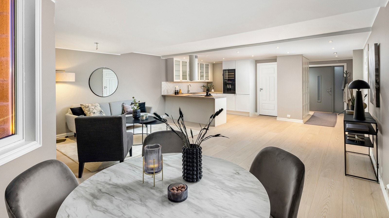 Boligen er nyoppusset og svært innbydende med delikat innredning og harmoniske fargevalg Galleribilde