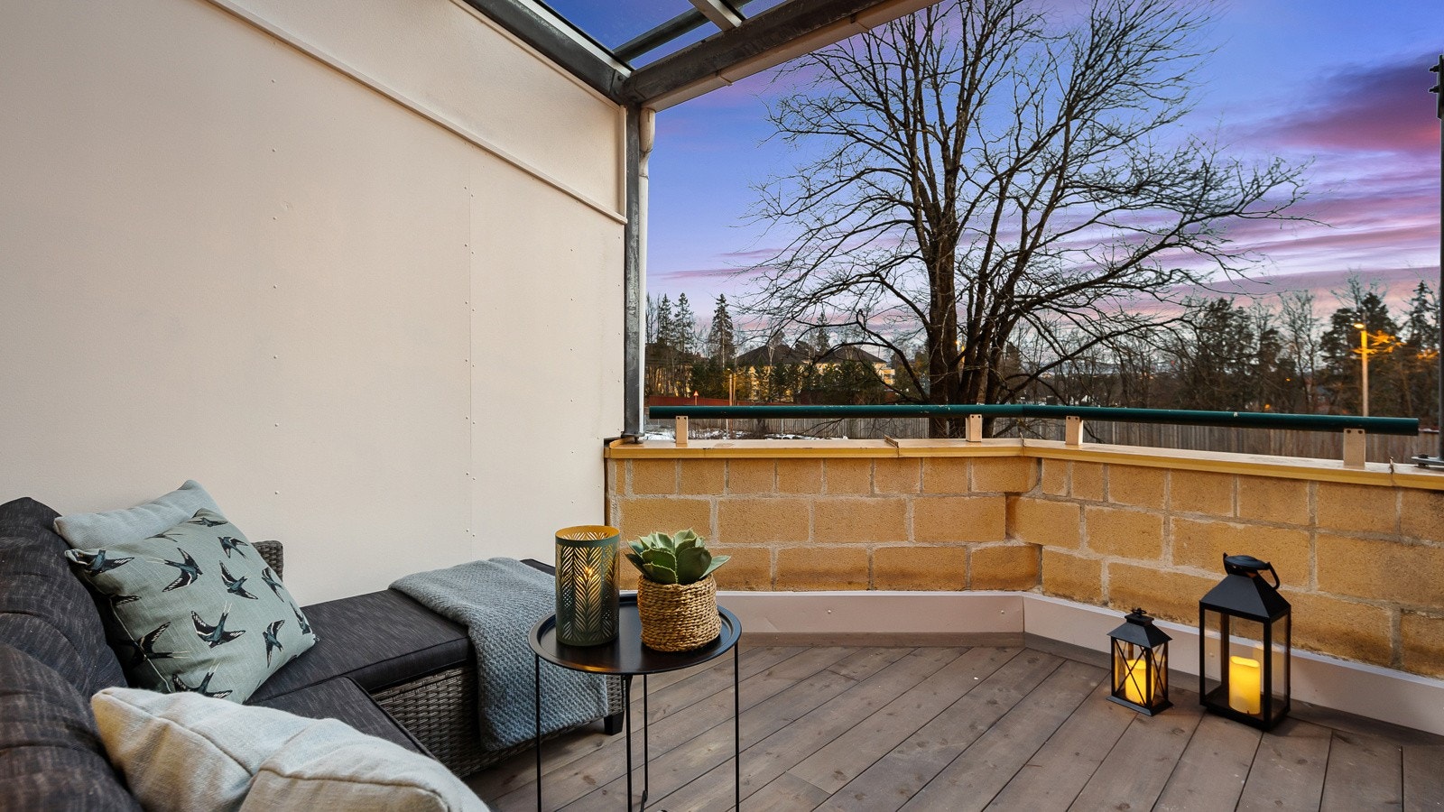 Her er det plass til ønskelig utemøblement, slik at man alltid er beredt for late sommerdager i solen Galleribilde