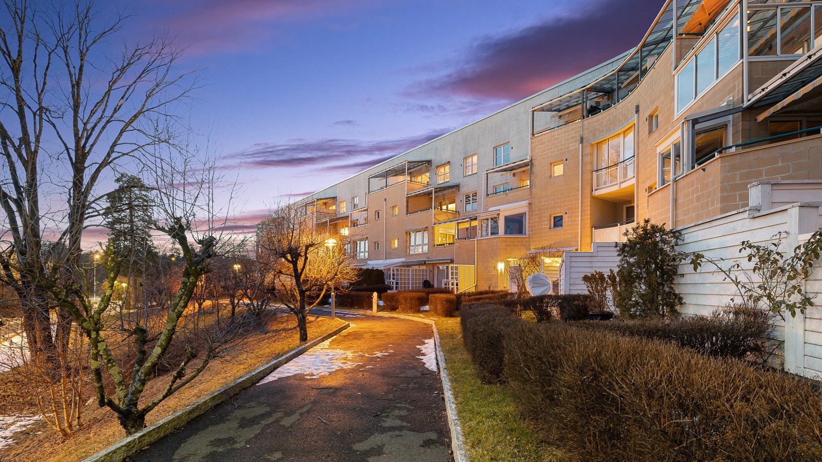 Sosialt borettslag hvor det arrangeres 1-2 dugnader i året med felles grilling, 17. mai feiring med frokost og flaggheising og julebord Galleribilde