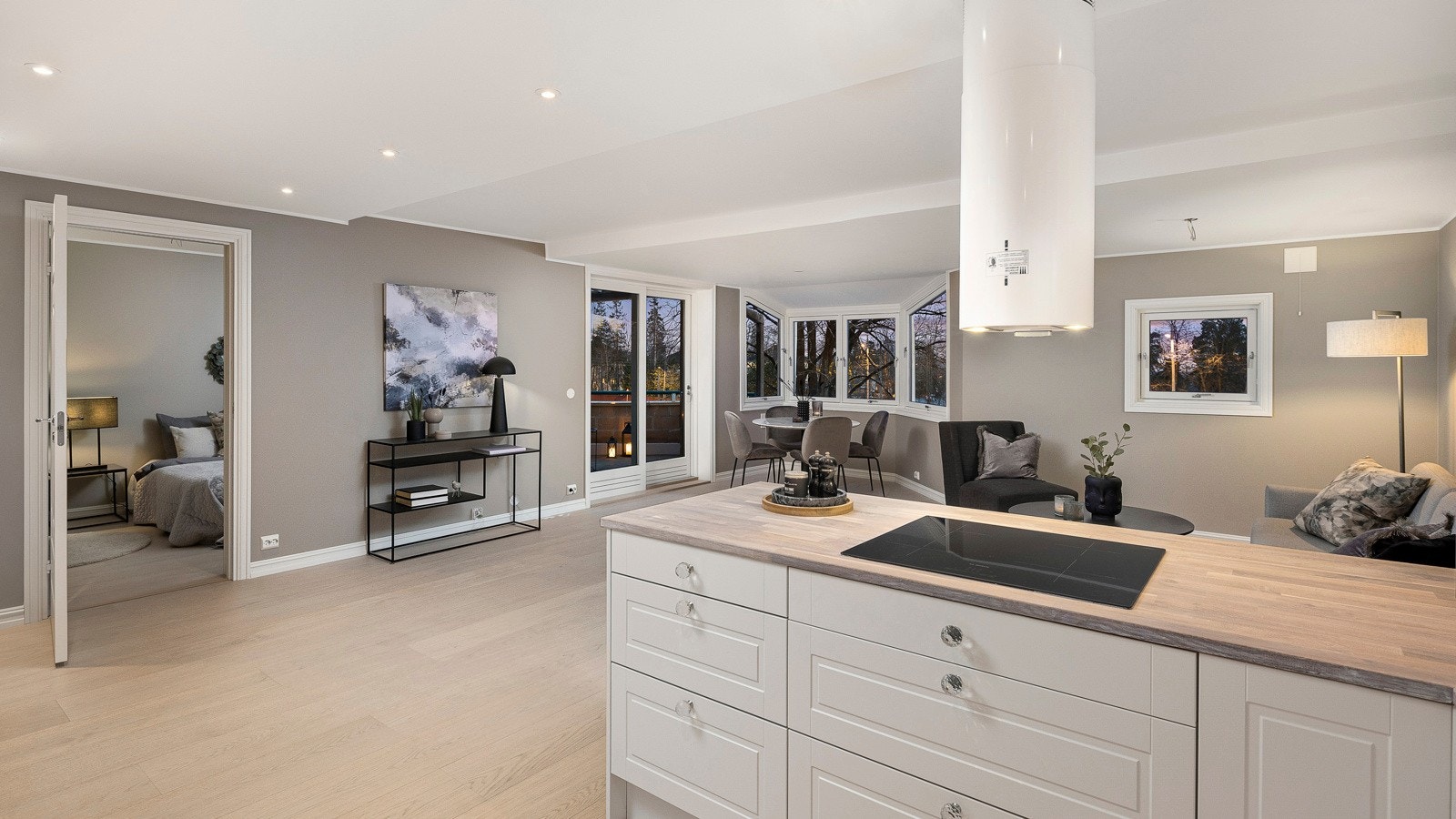 Det nyoppførte kjøkkenet fra kvalitetsleverandøren HTH ligger som en naturlig og dekorativ del av stuen, noe som skaper en sosial arbeidsplass for kokken Galleribilde