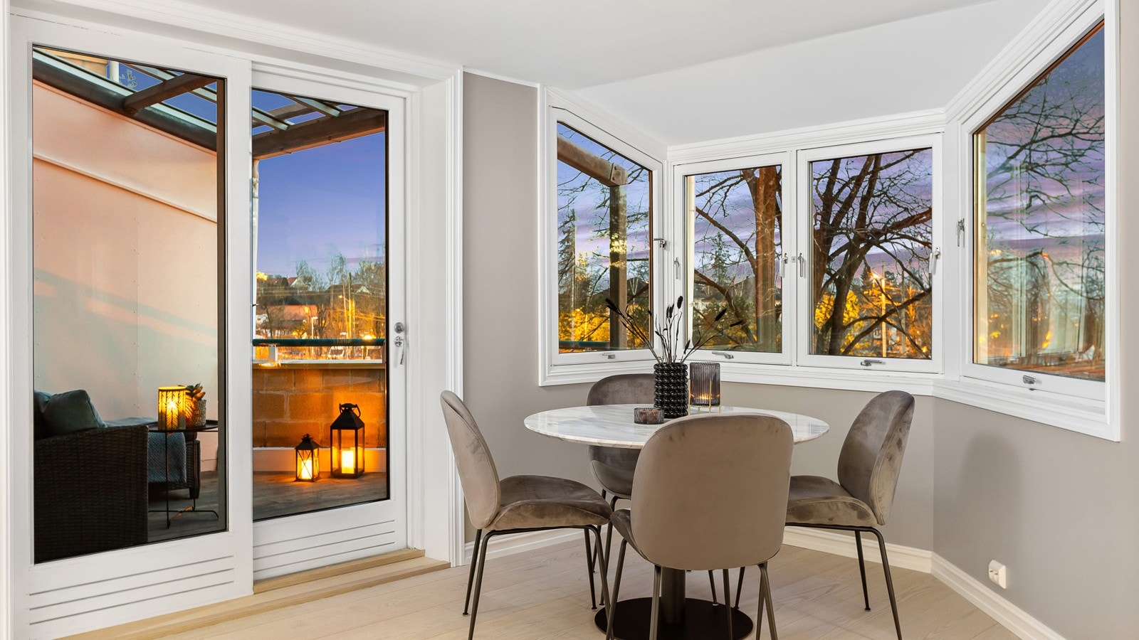 Nye overflater på gulv med ekstra bred parkett, vegg og himlinger gjør at boligen fremstår som ny Galleribilde