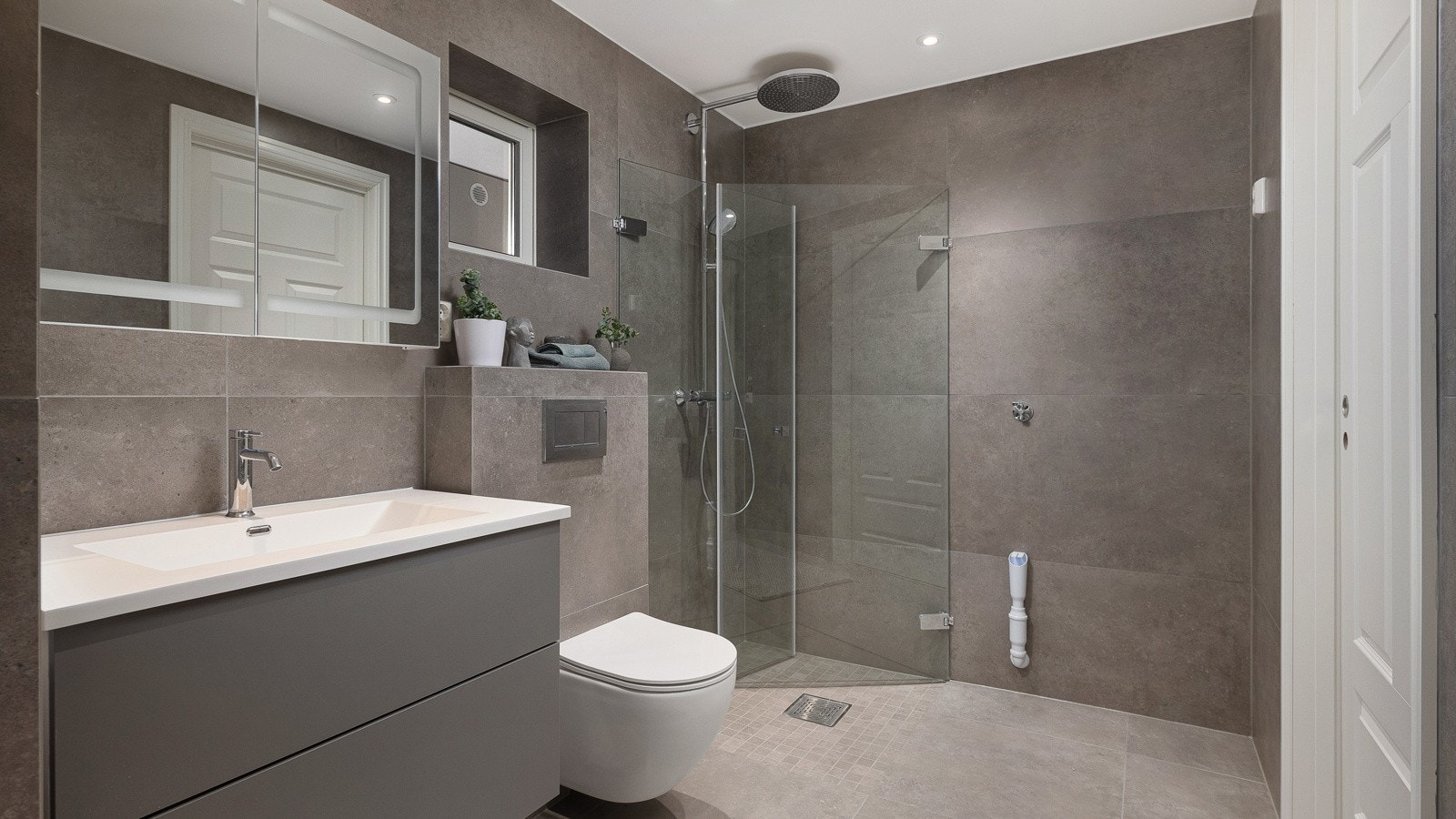 Badet er totaloppusset i 2022 med nytt soilrør, ny membran, nye fliser, armaturer og møblement Galleribilde