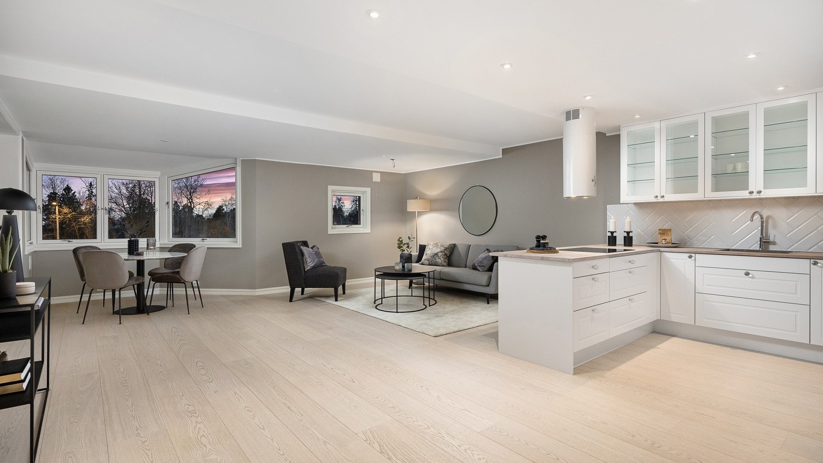 Det er god plass til spisebord, og med det store arealet er det enkelt å møblere i flere soner, slik at man alltid er beredt for festlige lag Galleribilde