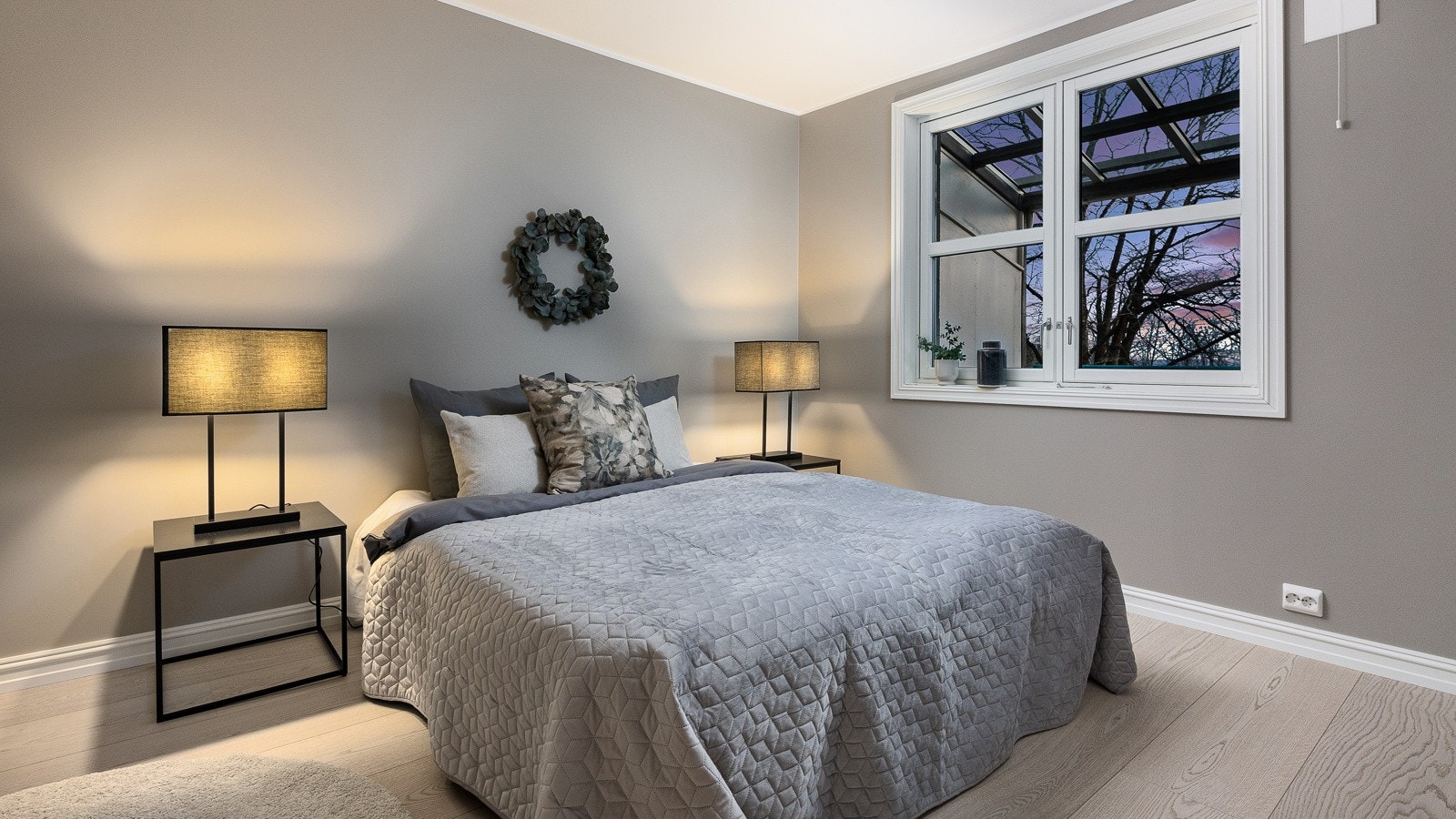 Leiligheten har to svale soverom i samme lune palett Galleribilde