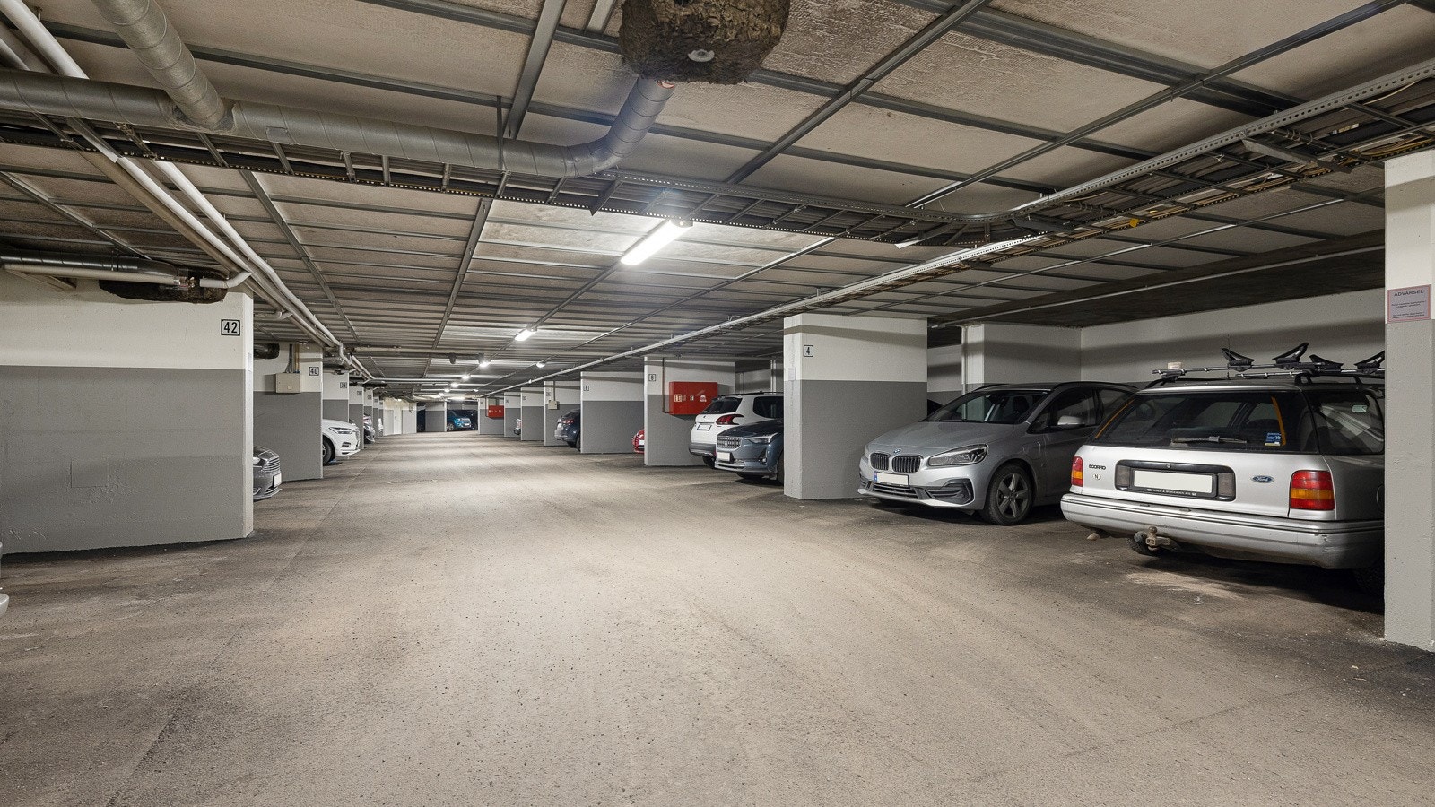 Det medfølger én biloppstillingsplass i felles garasjeanlegg med tørrskodd heisadkomst fra leiligheten Galleribilde