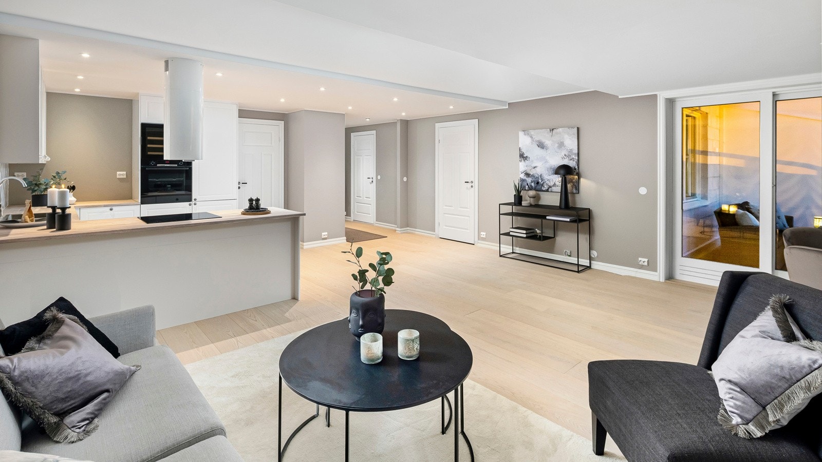 Leiligheten har ettertraktede kvaliteter som sydvestvendt balkong, heisadkomst og garasje med direkte heisadkomst Galleribilde