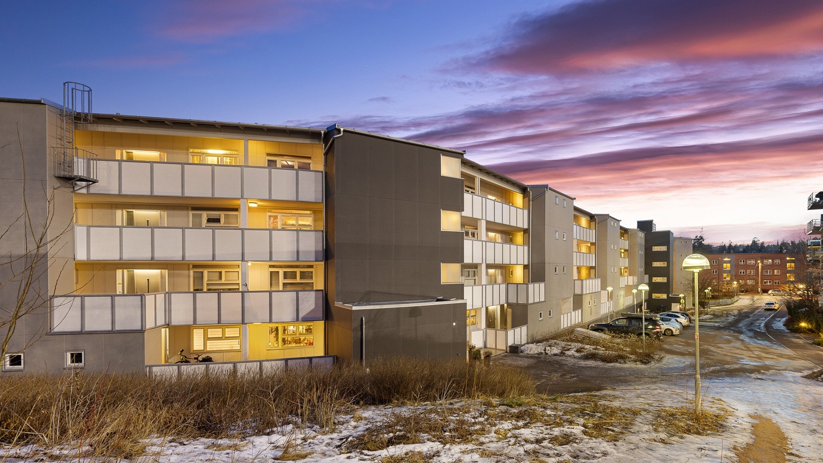 Borettslagets eiendom har pent opparbeidede fellesarealer med frodige hageparseller og hyggelige sitteplasser Galleribilde