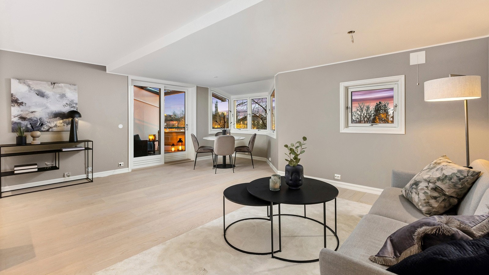 Velkommen til denne nyoppussede, lekre og gjennomgående 3-roms seniorleiligheten (50 år +) Galleribilde