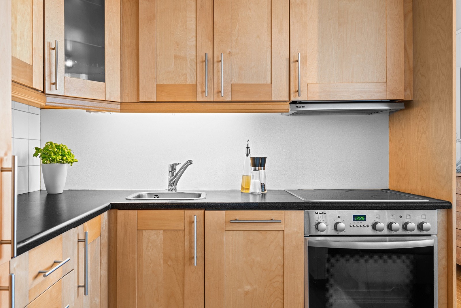 Av integrerte hvitevarer er det kjøl/fryseskap, oppvaskmaskin, stekovn og platetopp som medfølger handelen Galleribilde