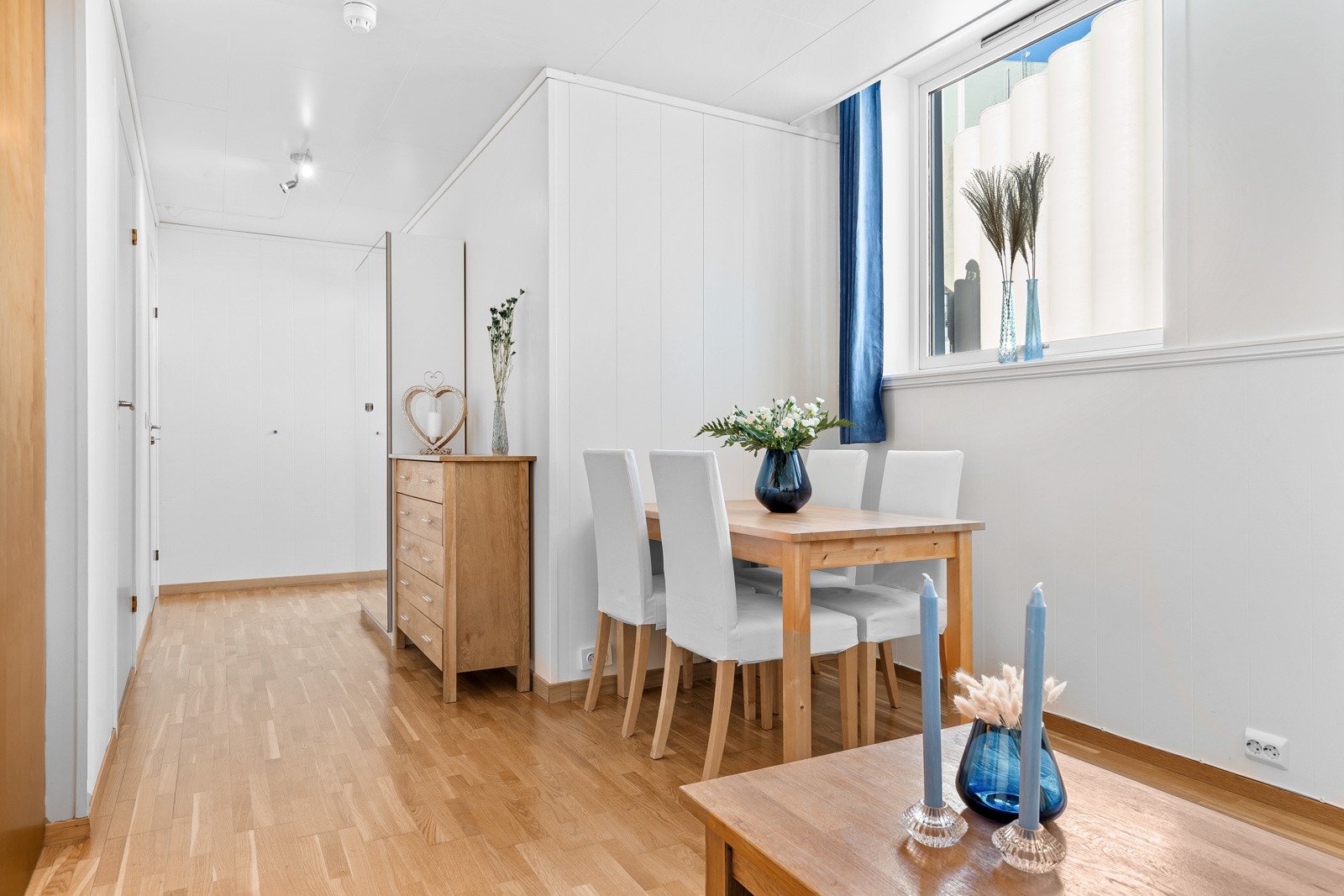 I tilknytning til stuen er det plass til et separat spisebord Galleribilde