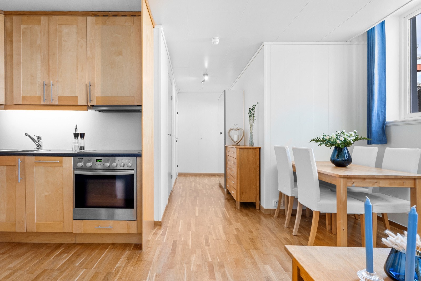 Den åpne stue- og kjøkkenløsningen rommer 23 m² med god plass til flere ulike sittegrupper Galleribilde