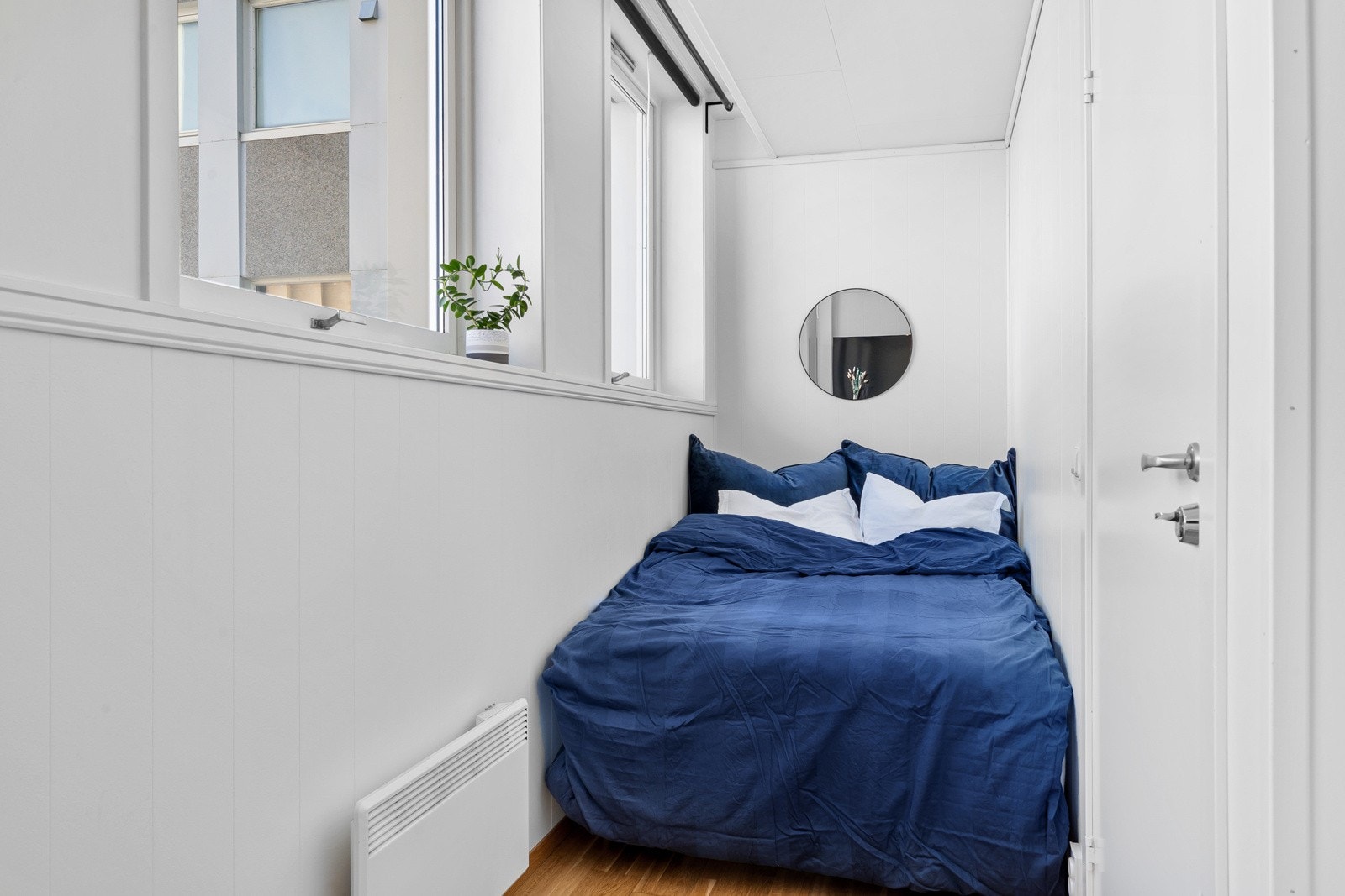 Det andre soverommet er på 9 m². Rommet nyter 3 store vindusflater med flott utsikt mot Munkholmen Galleribilde