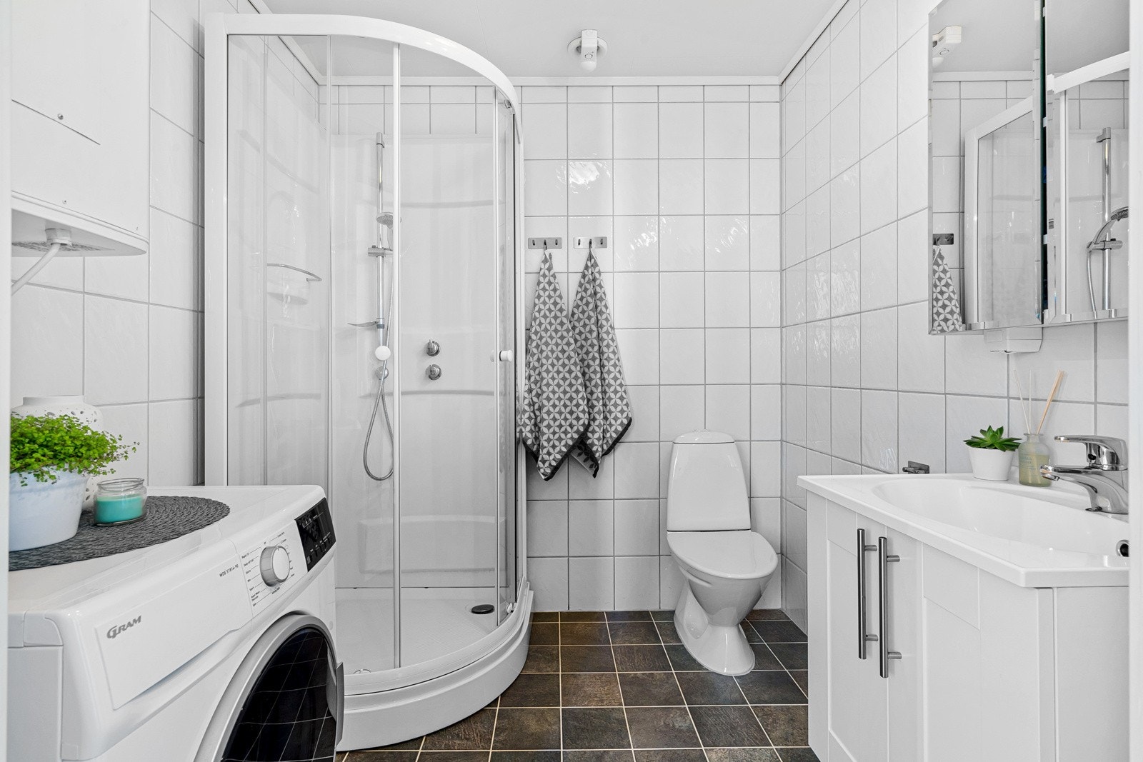 Badet er på 4 m² og har fliser på gulv fra 2015, opplegg for vaskemaskin og varmekabler i gulv Galleribilde