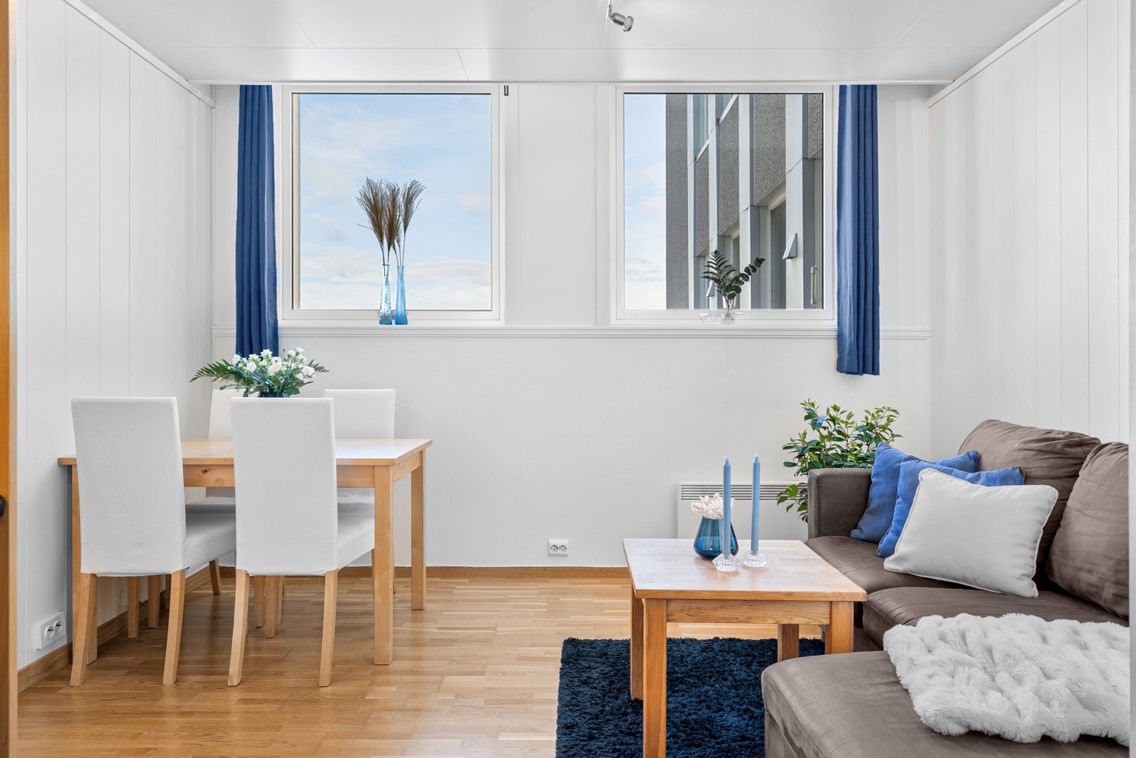 De store vindusflatene er gjennomgående for alle rom og setter et lyst og luftig preg på hele leiligheten Galleribilde