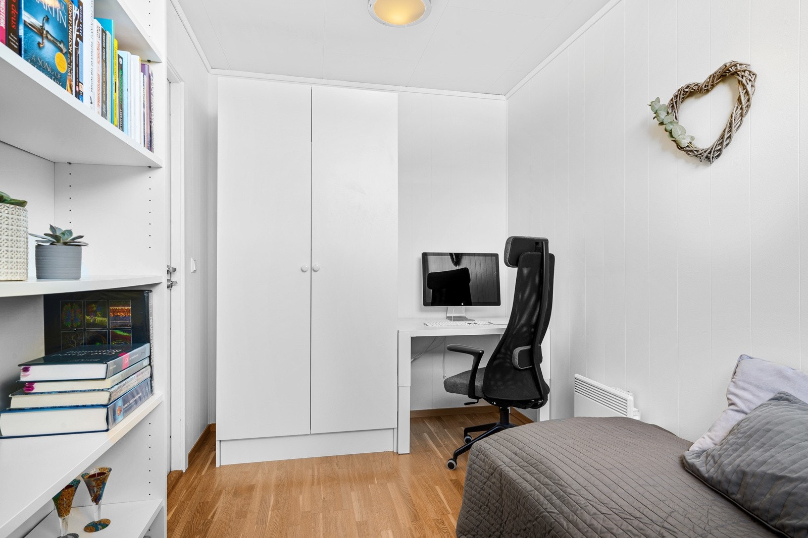 Her er det god plass til både dobbeltseng, kontorløsning og romslig garderobeløsning Galleribilde