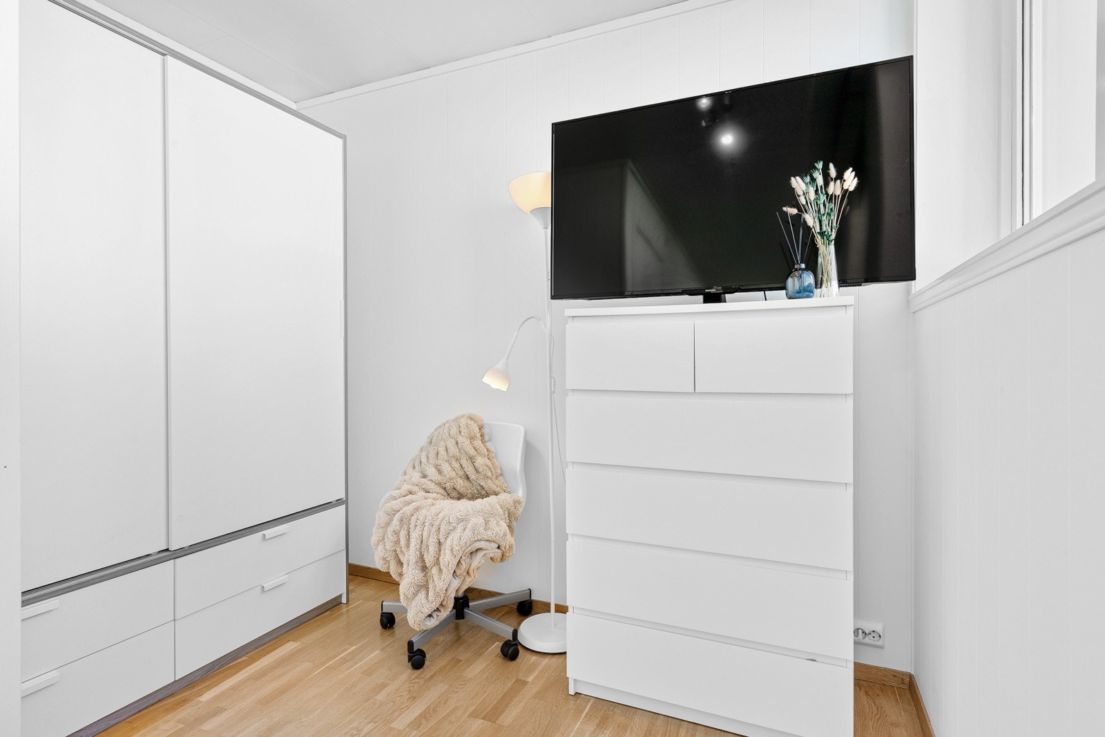 Her også har du en romslig garderobeløsning som medfølger leiligheten Galleribilde