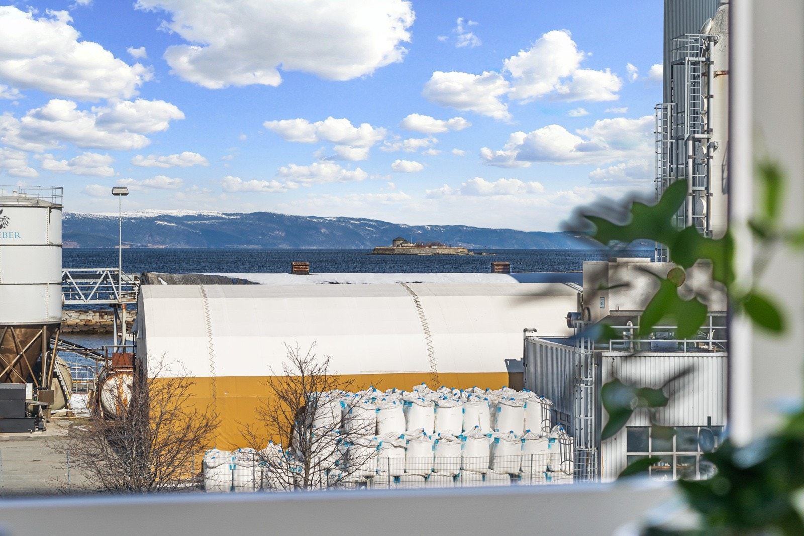 Den slående utsikten kan nytes fra både soverom og stue Galleribilde