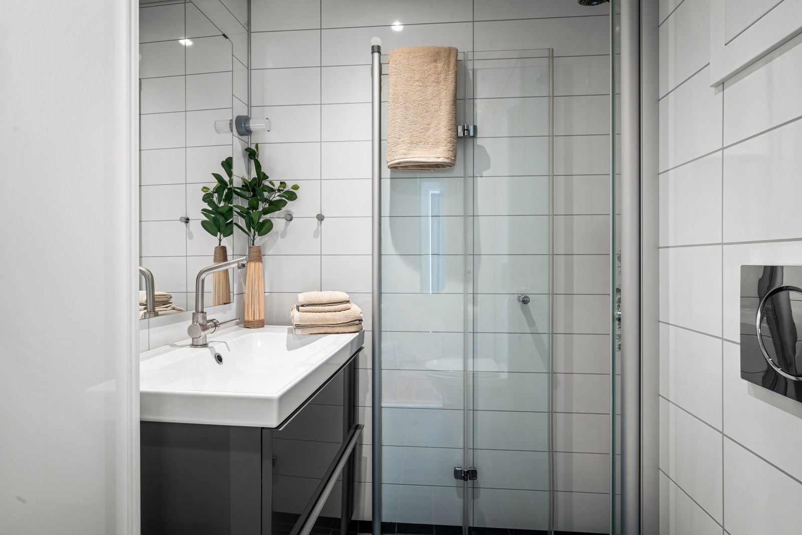 Badet ble oppgradert sist i 2013, og har fliser på gulv Galleribilde