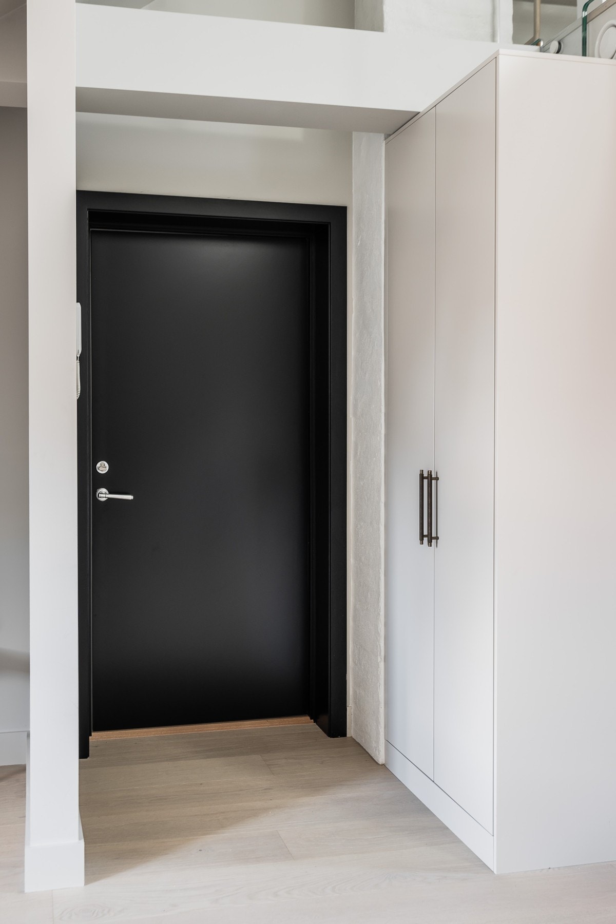 Lys og romslig entré. Galleribilde