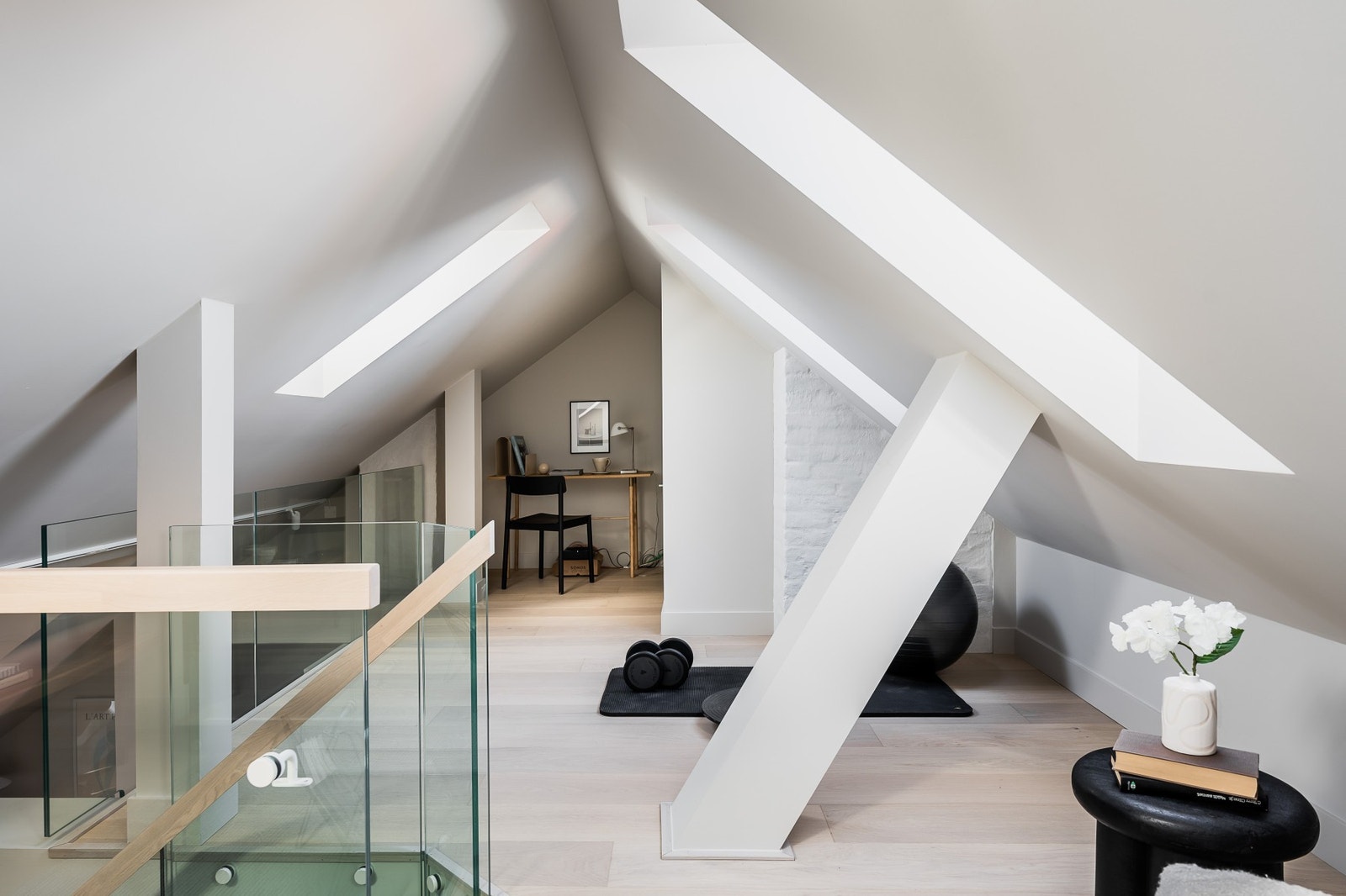 Lys og dekorativ innredning samt flotte Velux takvinduer. Galleribilde