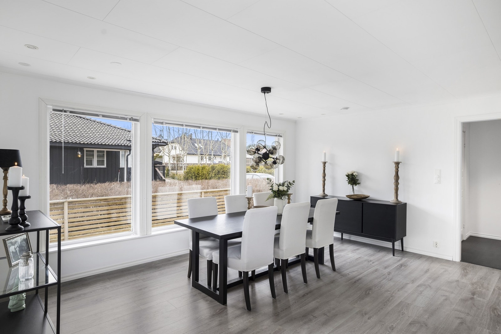 Via skyvedør er det utgang til deilig veranda møt sør-vest med gode solforhold og trapp ned til hagen. Galleribilde