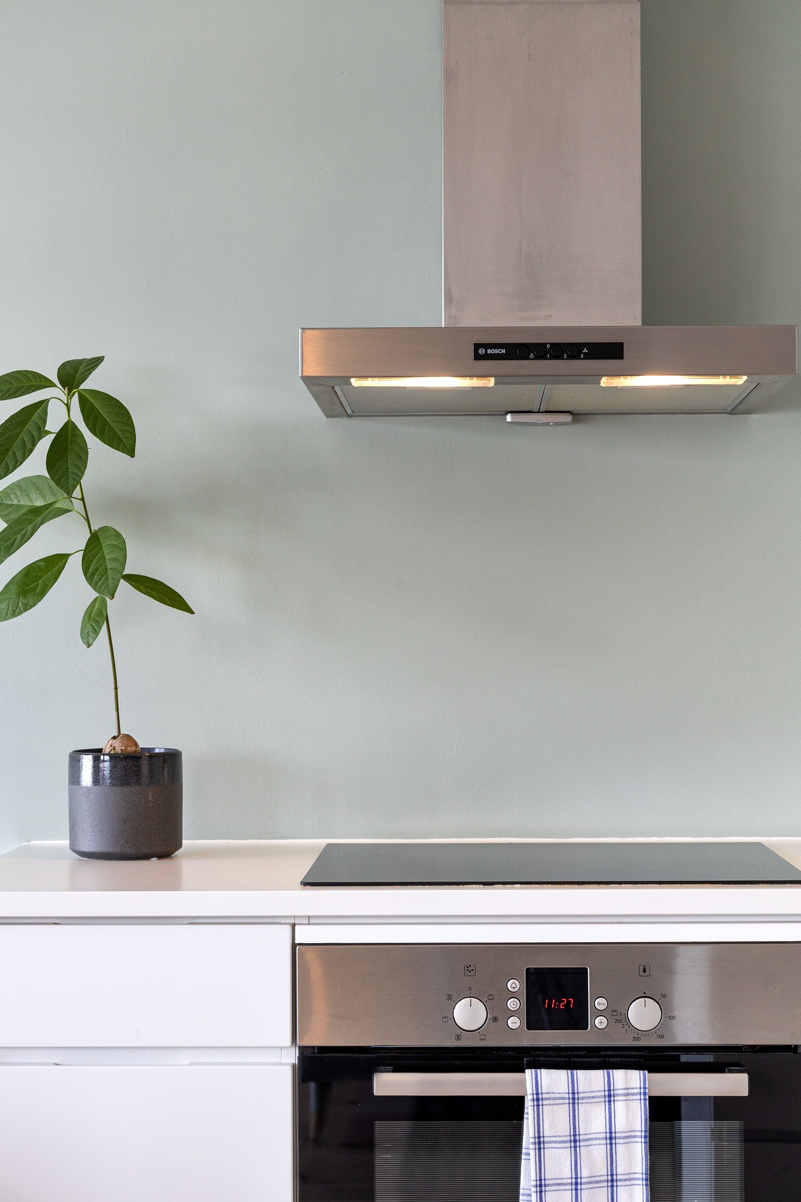 Kjøkkenet er stilrent og praktisk med alt man trenger av hvitevarer. Galleribilde