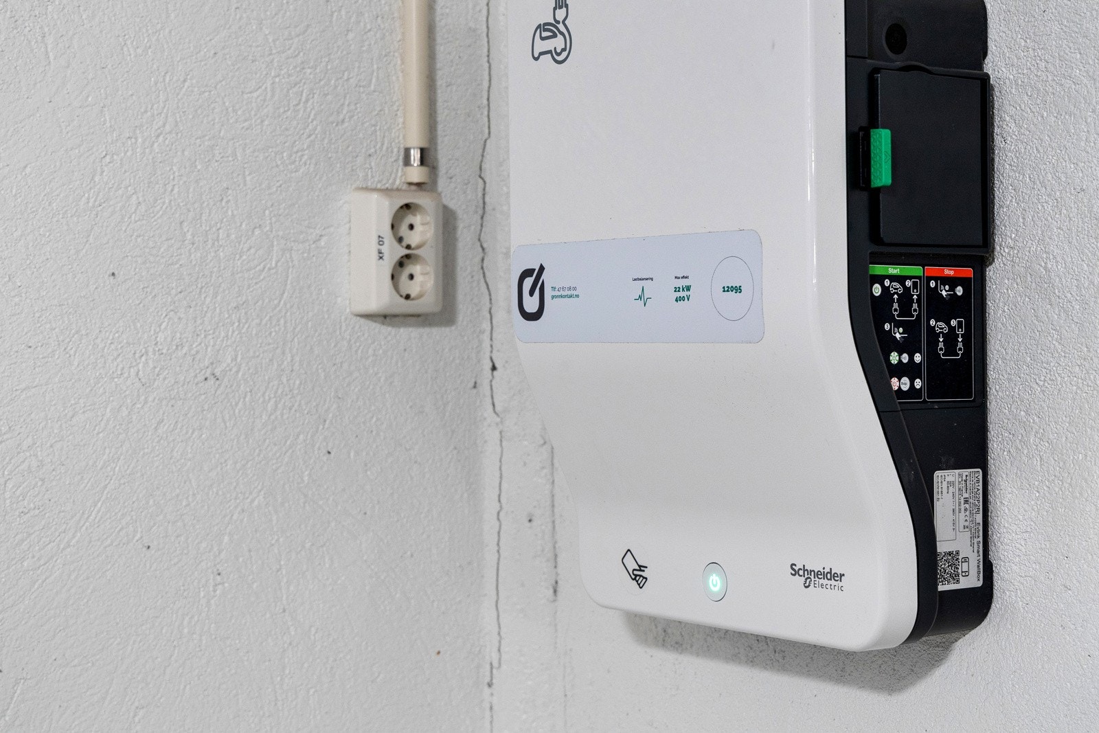 Elbillader ved garasjeplassen med abonnementsløsning fra Mer (tidligere Grønn Kontakt). Galleribilde