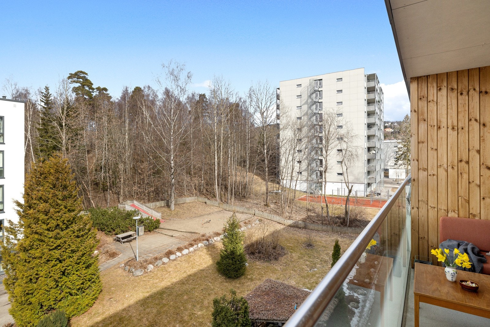 Balkongen ble rehabilitert samtidig med fasadene og det er fint utsyn over nærområdet. Galleribilde