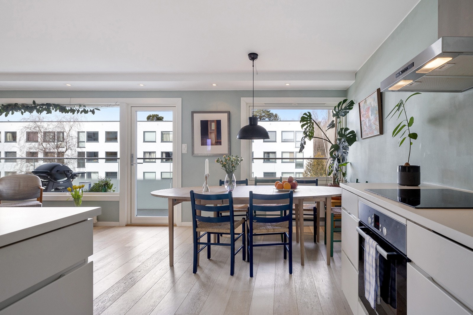 Det er rikelig med vindusflater og om kvelden er det fin belysning fra downlights. Galleribilde