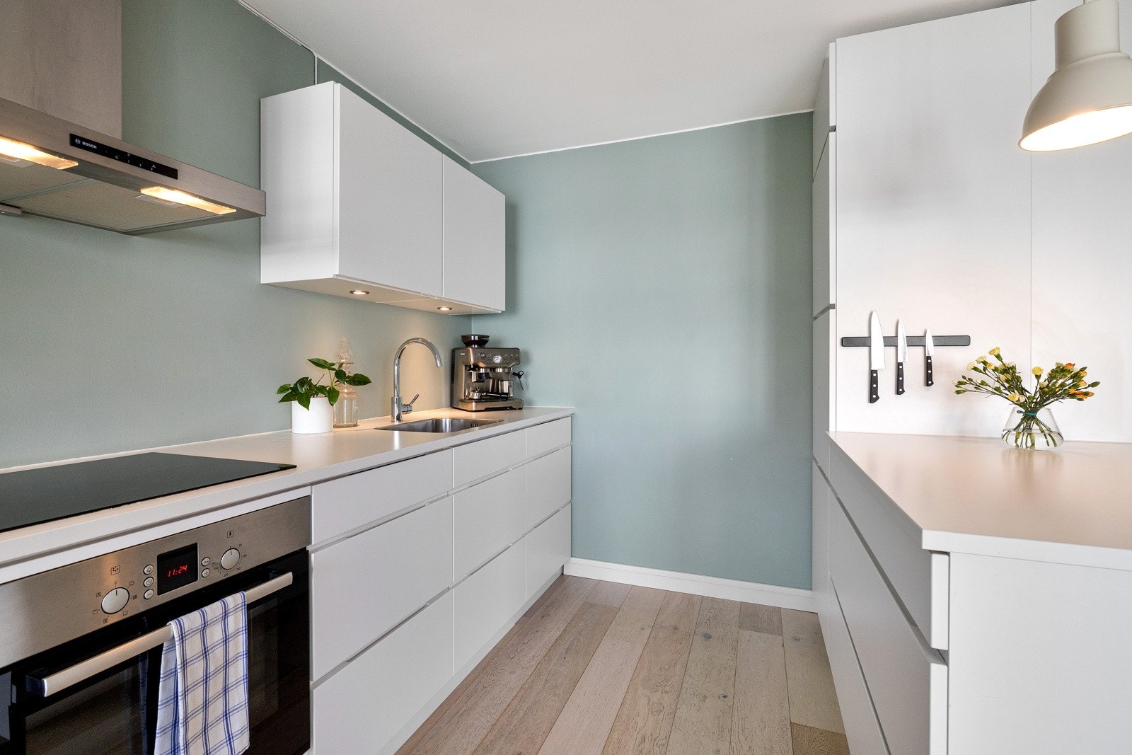 Lyst og fint kjøkken fra Kvik med innredning og hvitevarer fra 2016. Galleribilde