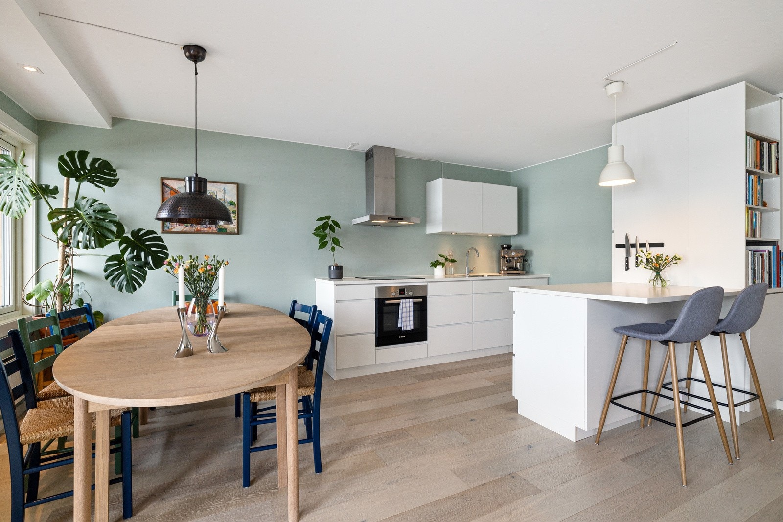 Leiligheten ble betydelig påkostet i 2016 med bl.a. enstavs parkett, nytt kjøkken, innvendige dører, overflatebehandling og en del arbeider på el-anlegg. Galleribilde