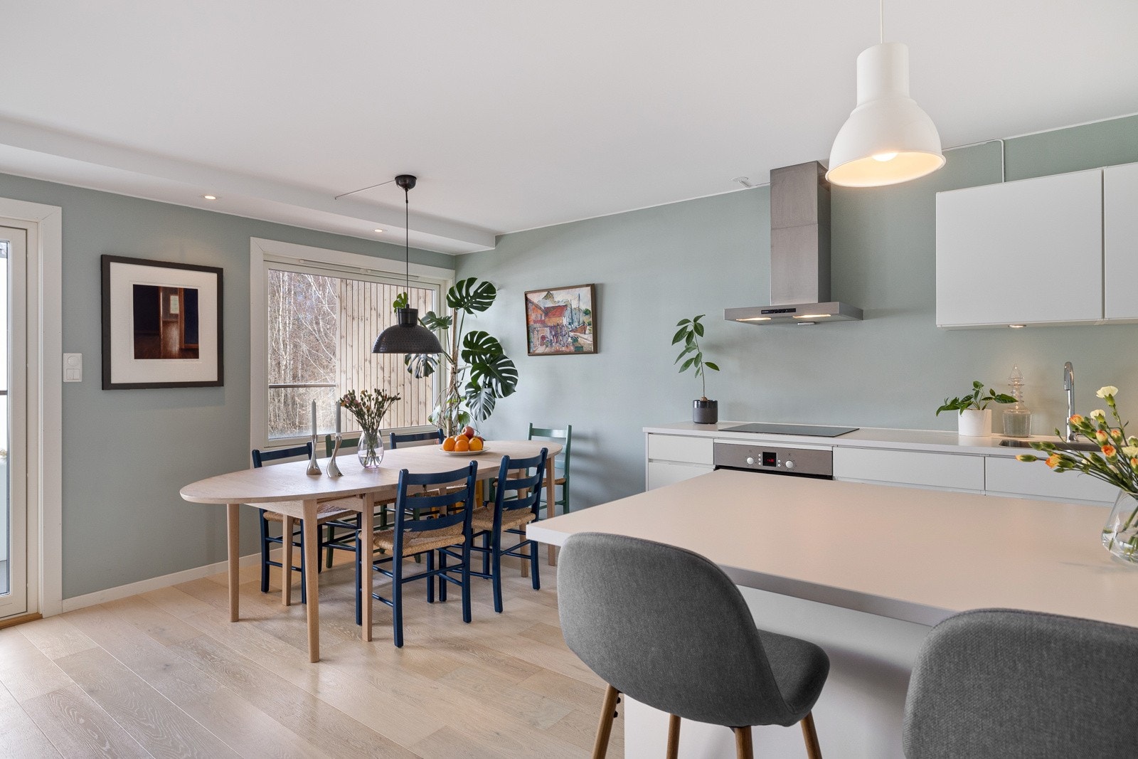 Stue og kjøkken oppleves romslig med en sosial og åpen løsning. Galleribilde