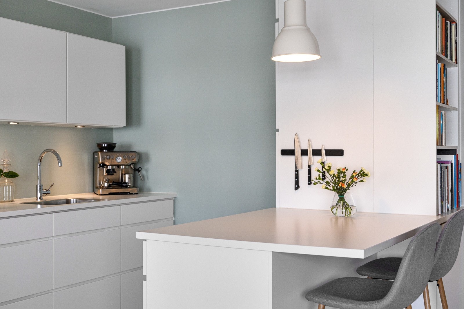 Kjøkkenhalvøy med bardiskløsning gir fin sonering av rommet og utgjør en fin plass for kjappe frokoster. Galleribilde