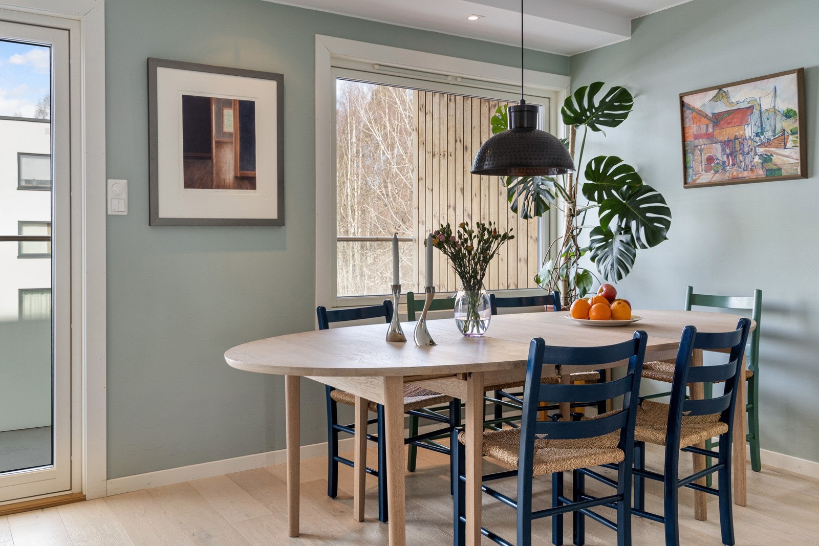 Naturlig plass til spisebord med kort vei til mat fra kjøkkenet og fra grillen. Galleribilde