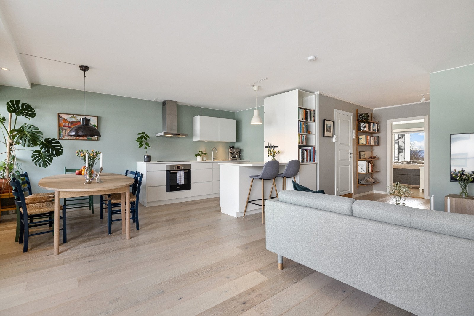 Lyse overflater, store vindusflater og behagelig takhøyde sørger for en god romfølelse i stue/kjøkken. Galleribilde