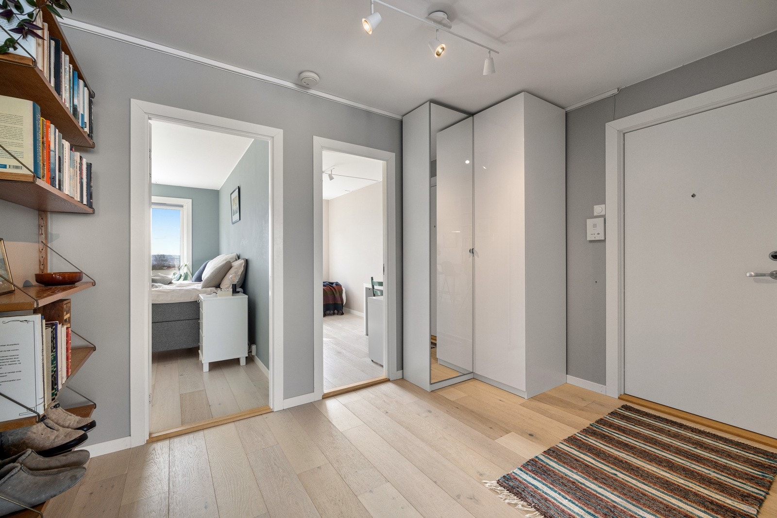 Lys og innbydende entré med plass til skoskap, knagger og diverse andre oppbevaringsløsninger. Galleribilde