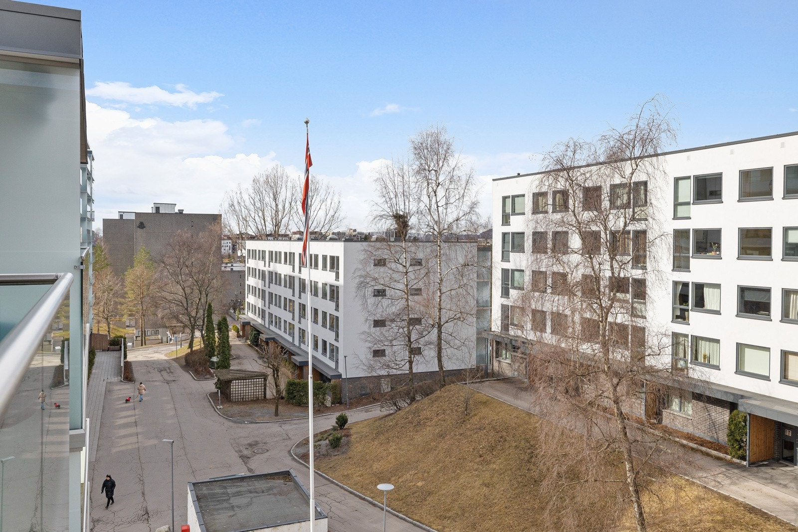 Borettslaget gjennomførte en omfattende fasaderehabilitering i 2019-20 som også innebar utskifting av vinduer og etterisolering. Galleribilde