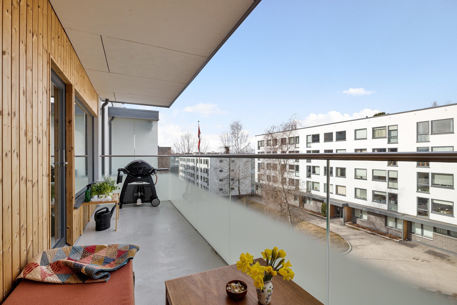 Romslig balkong på 11 kvadratmeter med plass til møblement og mulighet for gass- og elektrisk grill. Galleribilde