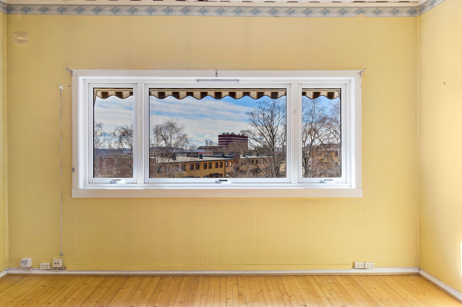 Romslig stue med gode mengder naturlig lys fra vindusflatene. Galleribilde