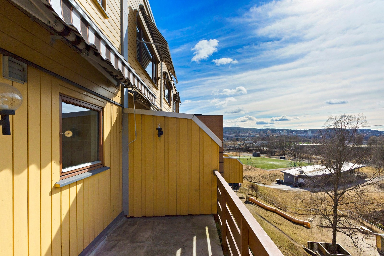 Flott utsikt fra balkongen. Det er flere barnehager og skole i nærheten. Galleribilde