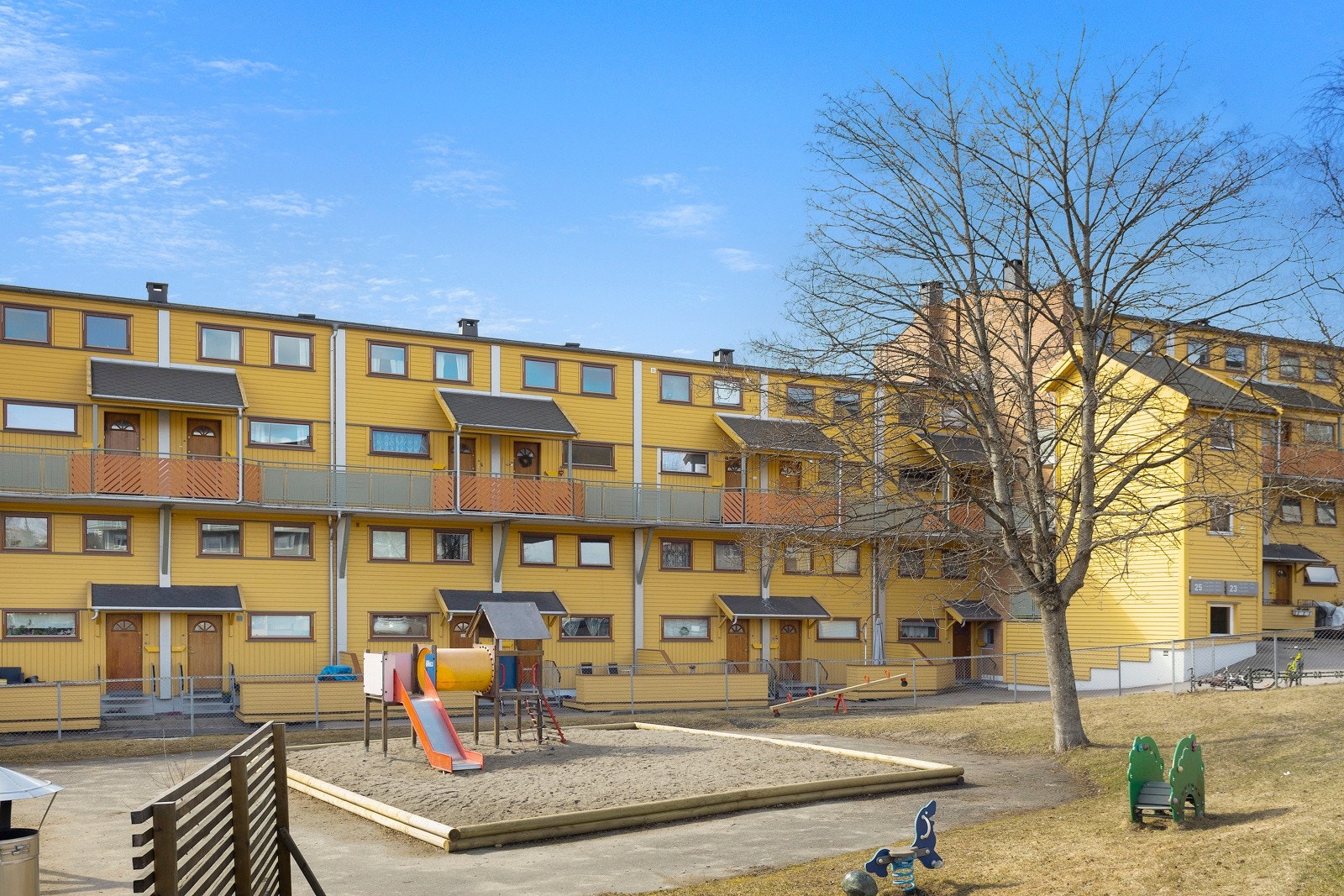 Meget barnevennlig borettslag med flere lekeplasser og flotte fellesarealer. Galleribilde