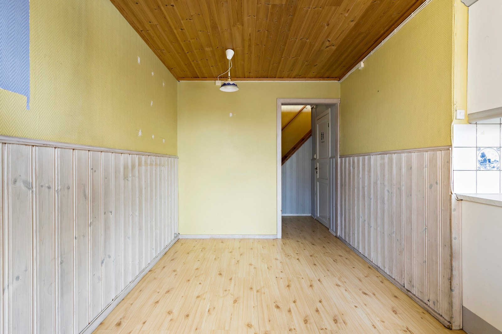 Meget romslig spisestue! Det er lettvegg mellom entre og spisestuen. Galleribilde