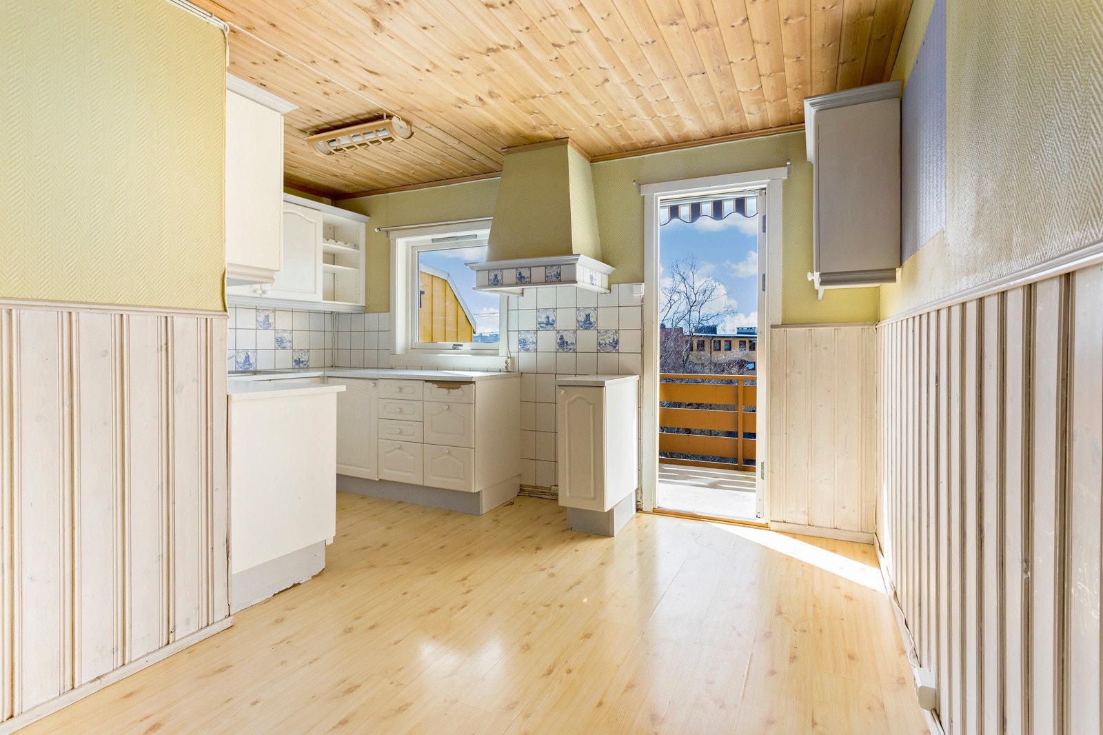 Fra kjøkkenet/spisestuen er det direkte utgang til balkongen. Galleribilde